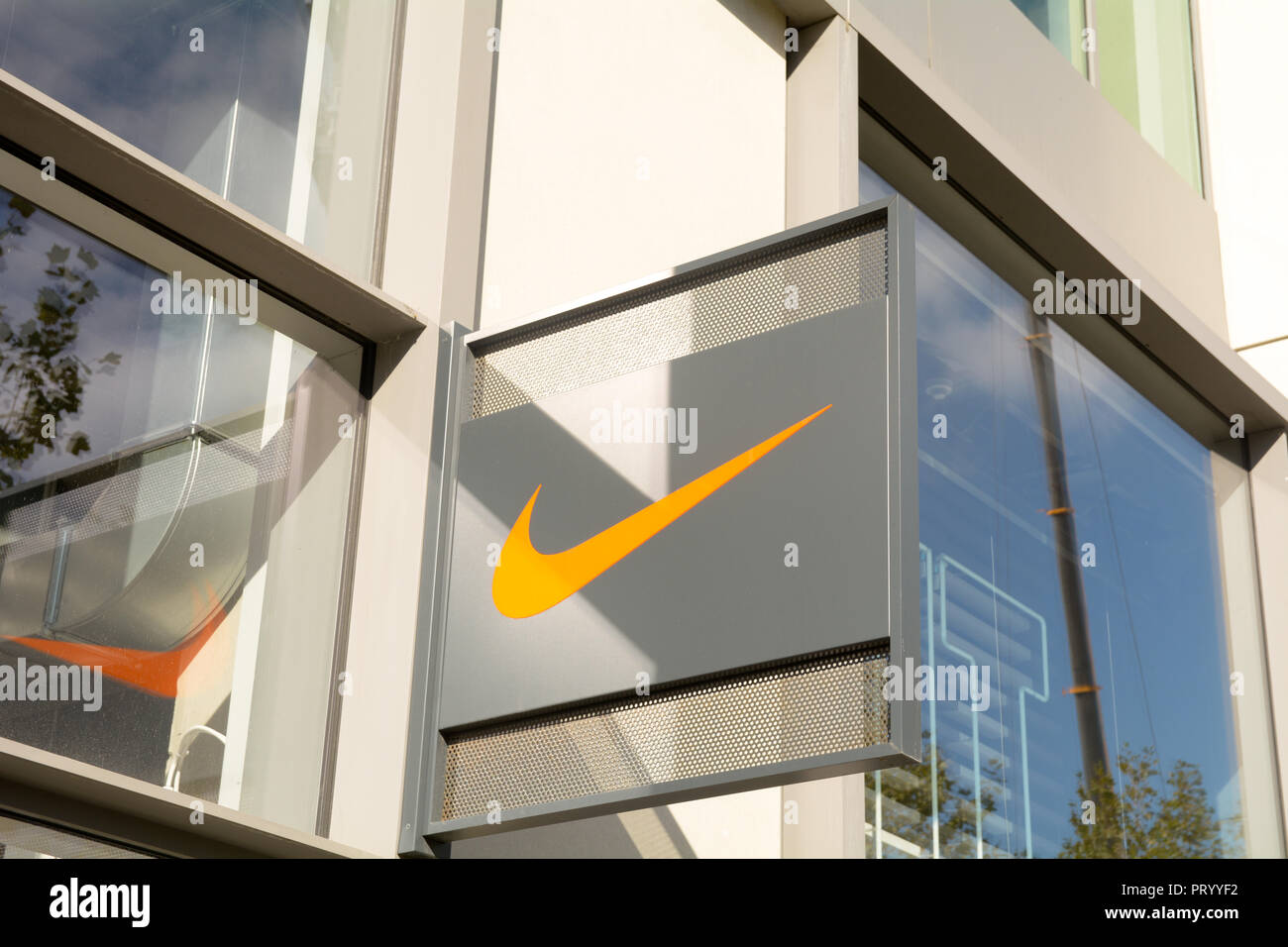 Nike swoosh sign hi-res stock photography and images - Alamy