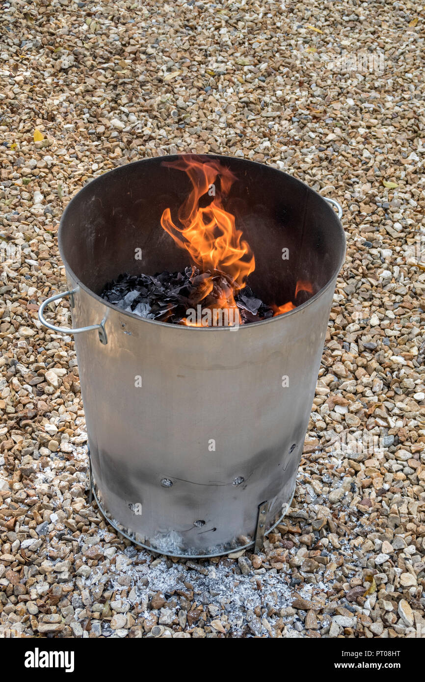 https://c8.alamy.com/comp/PT08HT/burning-garden-waste-and-confidential-waste-papers-in-a-garden-incinerator-PT08HT.jpg