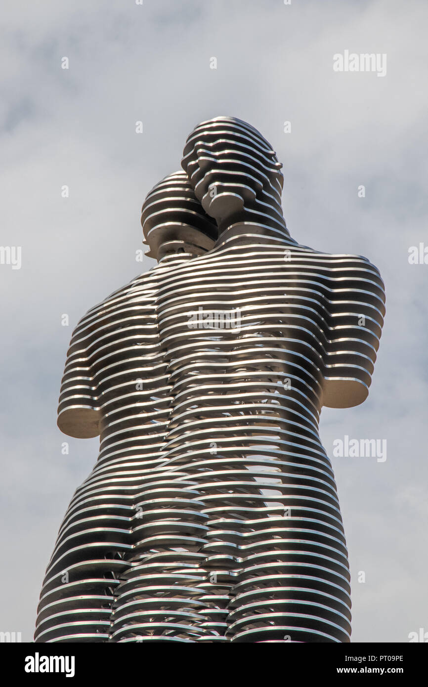 Moving sculpture "Ali and Nino" by Tamar Kvesitadze in Batumi‎,