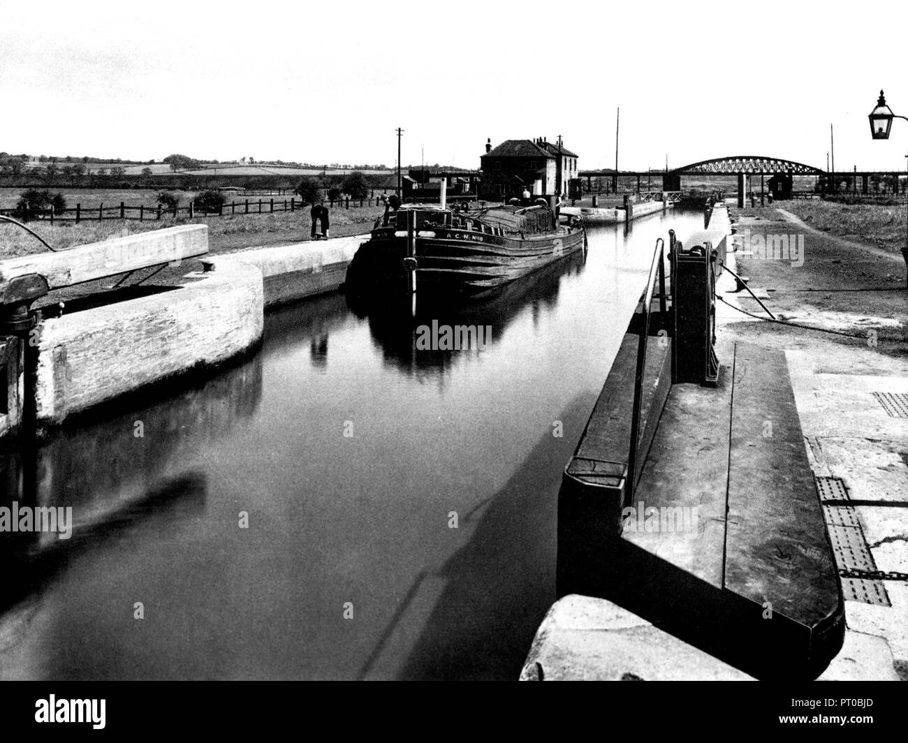 Canal lock, Castleford early 1900’s Stock Photo Alamy
