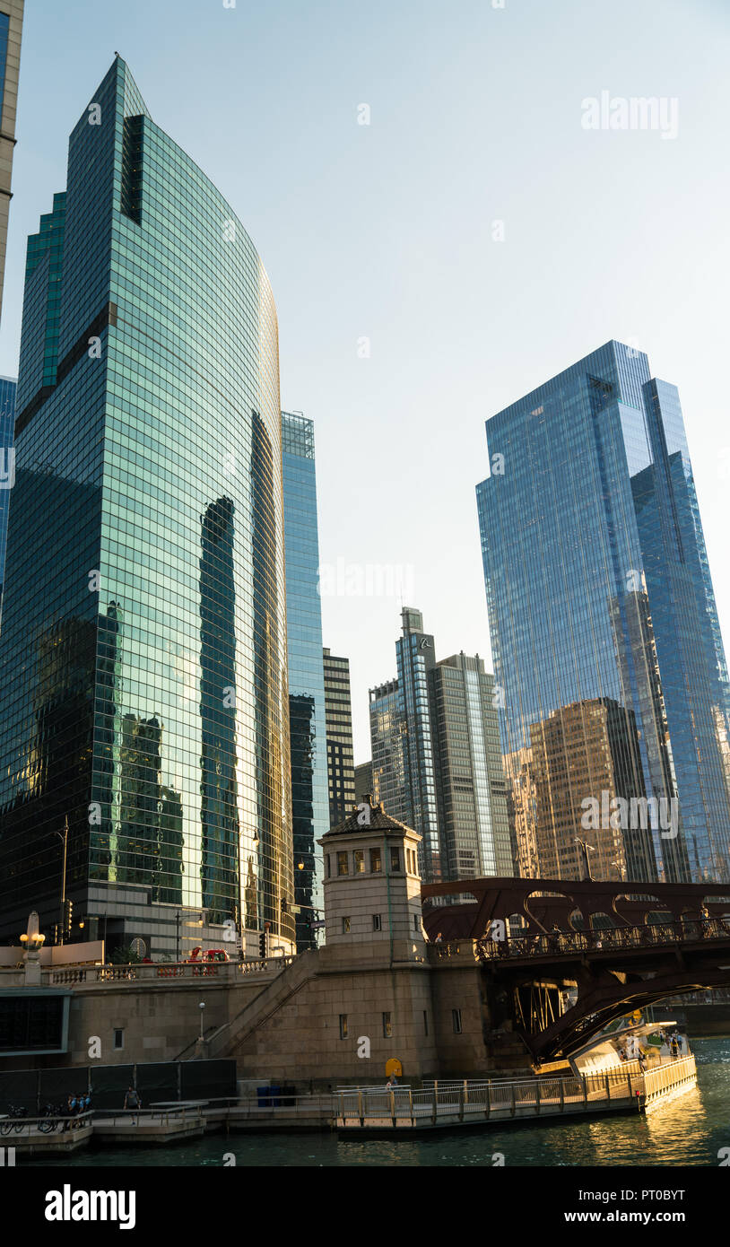 Water level chicago river hi-res stock photography and images - Alamy