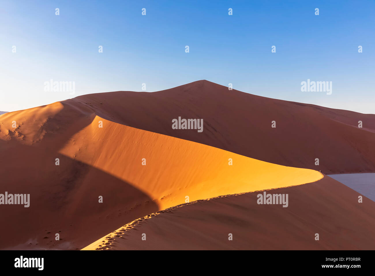 Africa, Namibia, Namib desert, Naukluft National Park, tourists on sand dune 'Big Daddy' Stock Photo