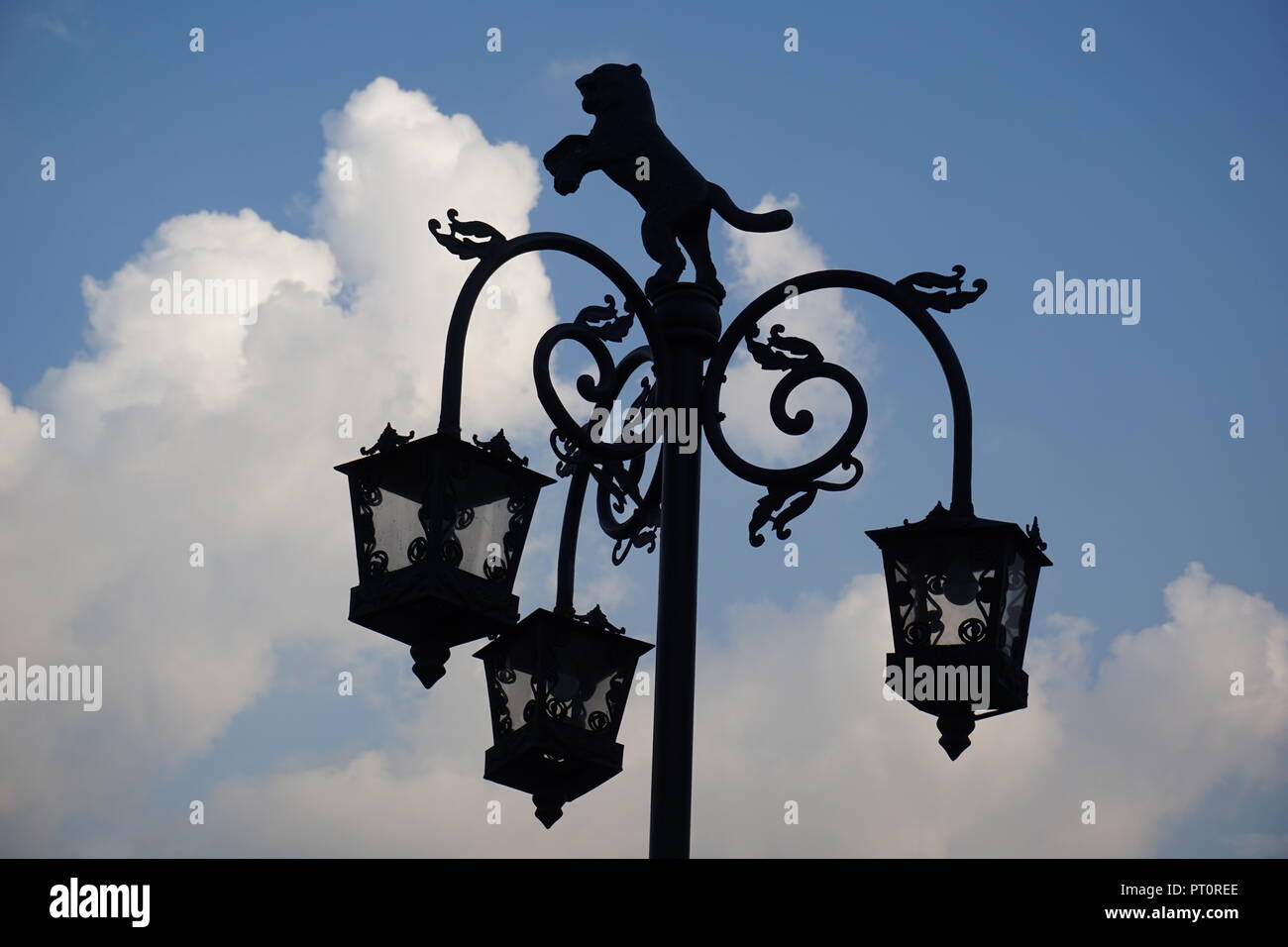 Tiger statue hires stock photography and images Alamy
