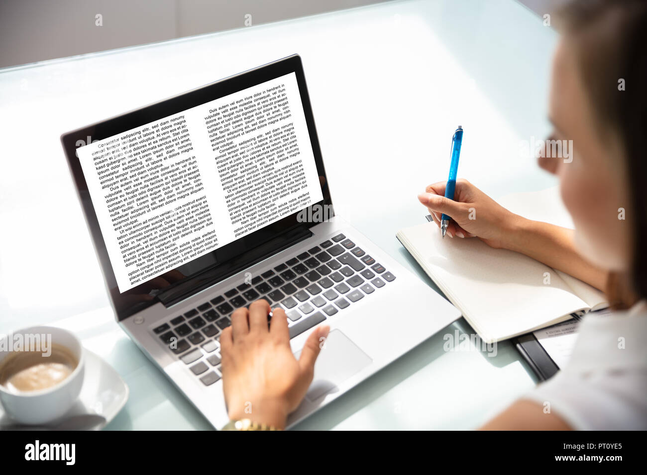 Reading laptop computer screen hi-res stock photography and images - Alamy