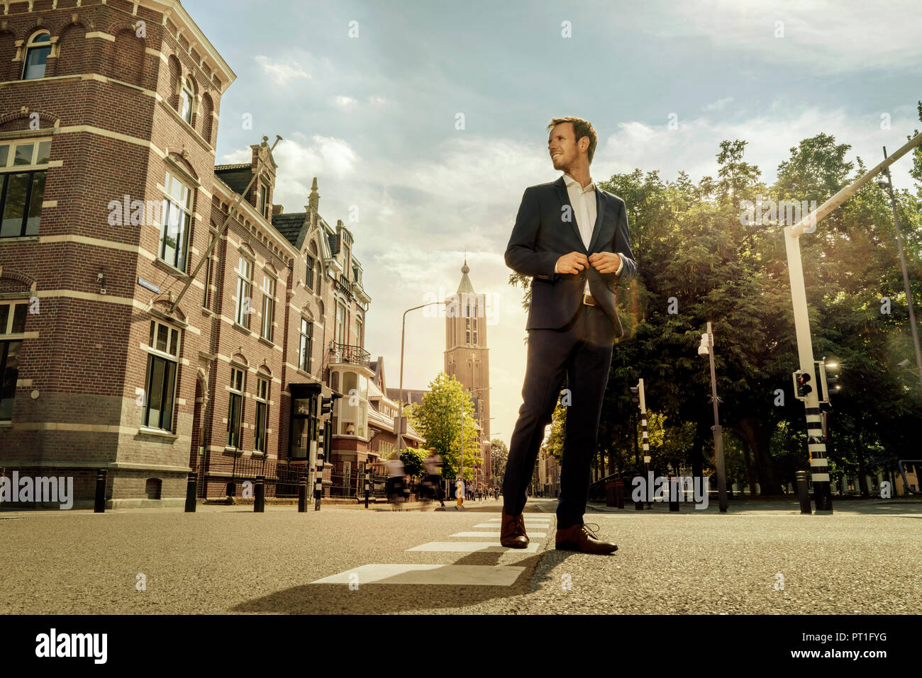 Standing on a street hi-res stock photography and images - Alamy