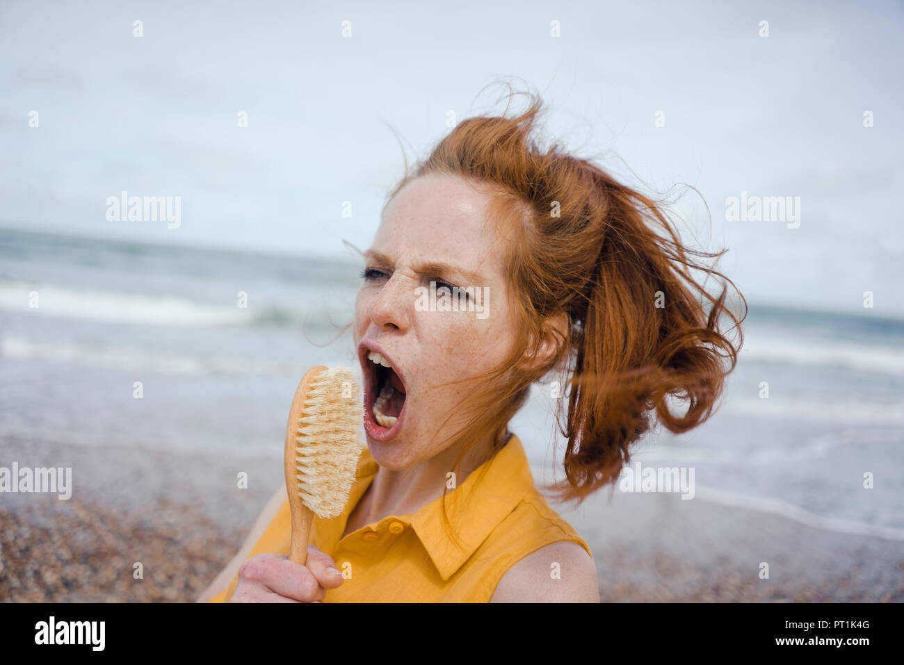 Singing hairbrush woman hi-res stock photography and images - Alamy