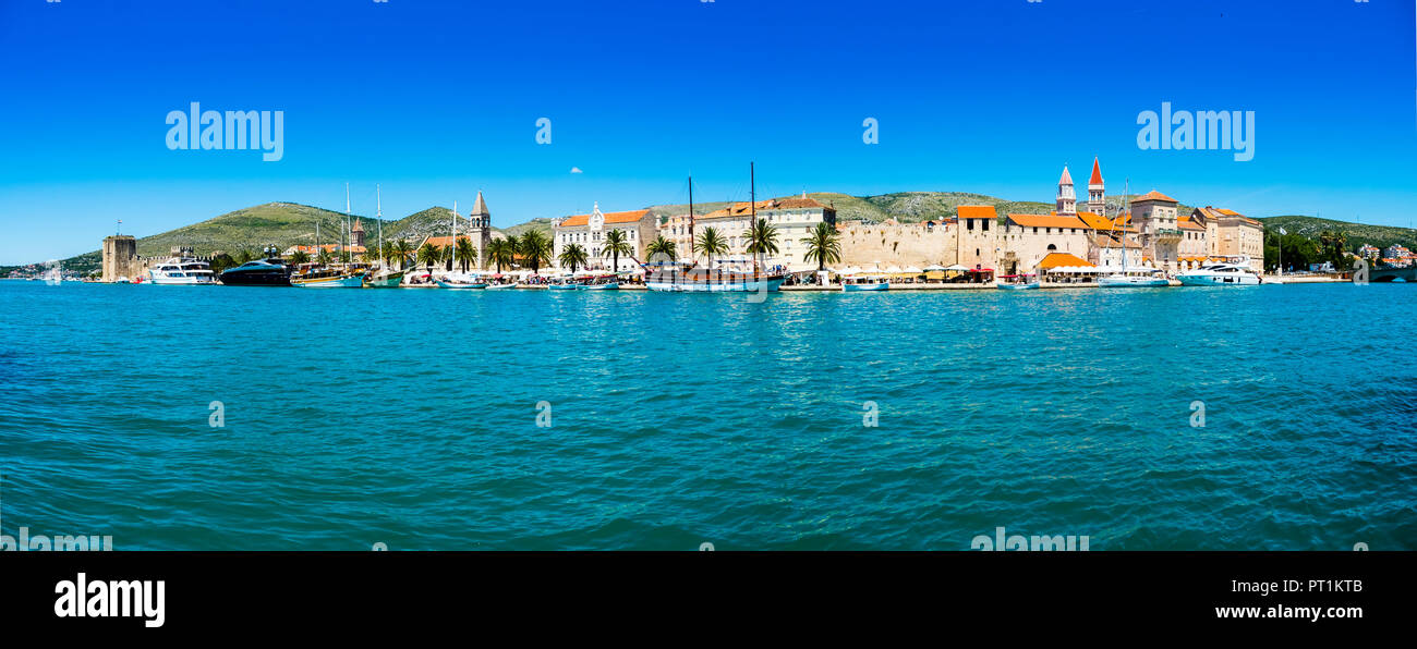 Kroatien, Adriaküste, Dalmatien, Region Split, Altstadt Trogir, UNESCO Weltkulturerbe, Segelschiff an der Riva Promenade Stock Photo