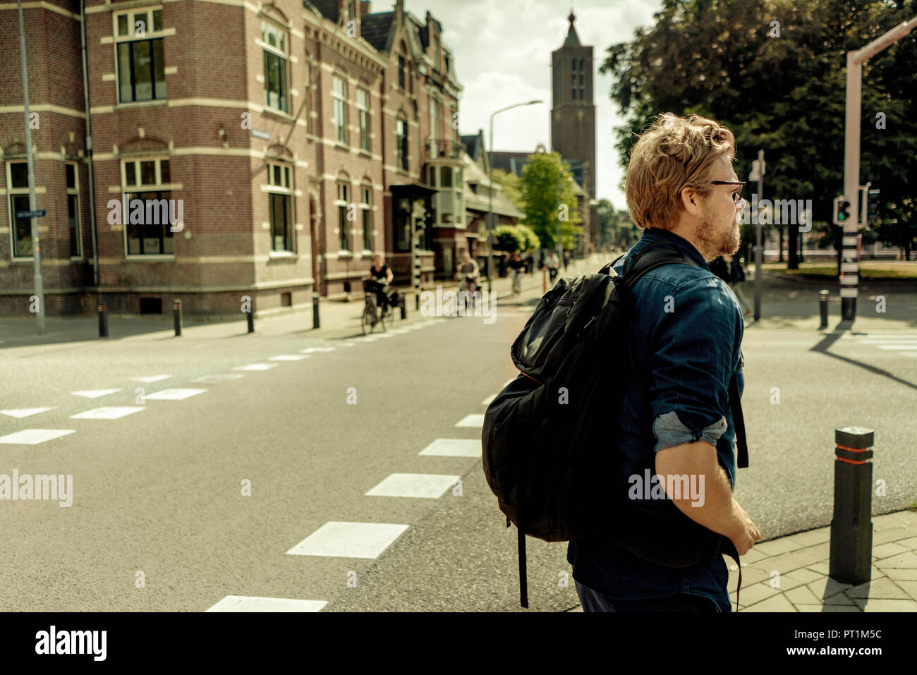 Standing on a street hi-res stock photography and images - Alamy