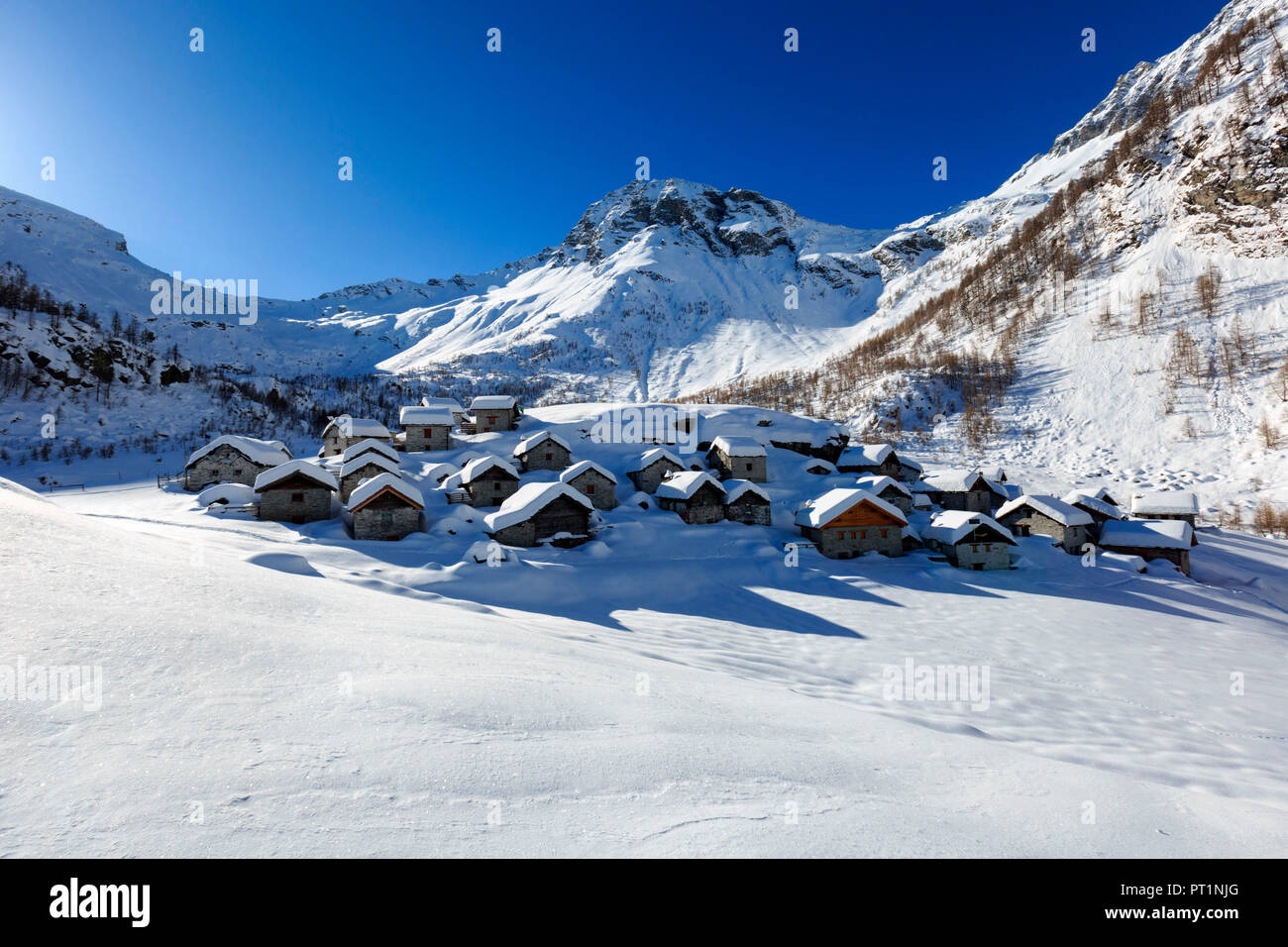 Alpine village of Lendine in winter, Olmo, valle Spluga, province of sondrio, lombardy, italy, europe Stock Photo