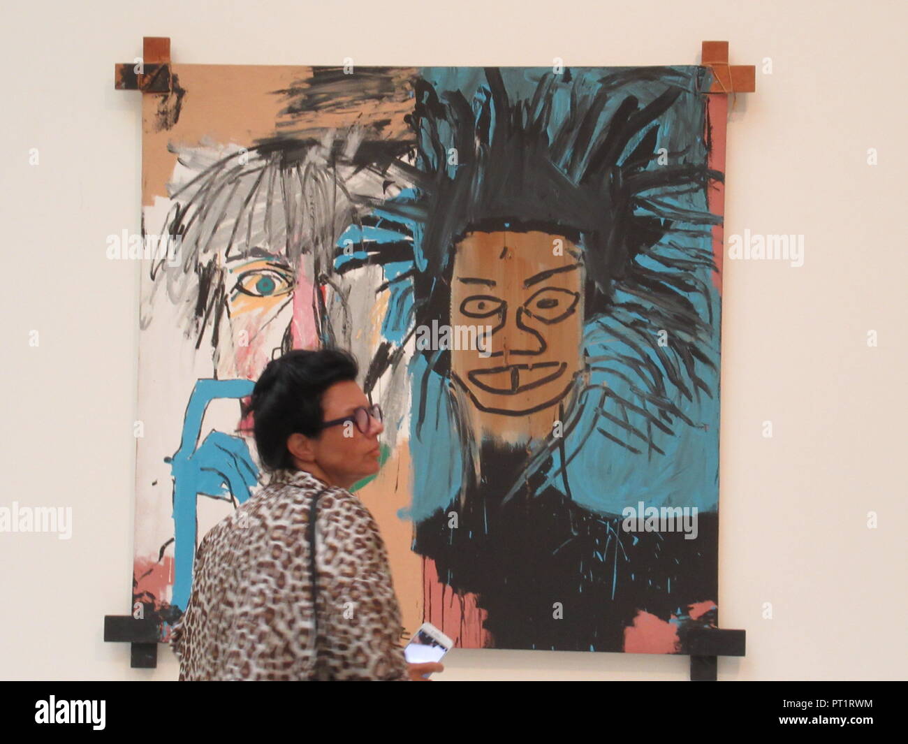 Paris, France. 04th Oct, 2018. A visitor stands in front of the work "Dos  Cabezas" by Jean-Michel Basquiat. (to dpa Schiele and Basquiat in Paris:  Two enfants terribles in dialogue of 05.10.2018)