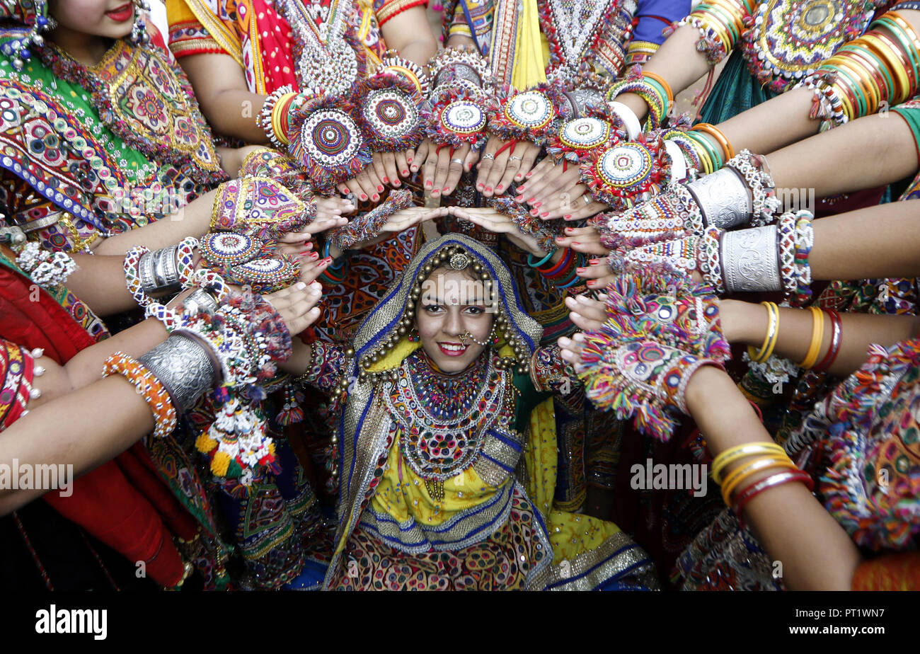 Ahmedabad, India. 5th Oct, 2018. Participants dressed in traditional attire perform Garba dance during rehearsals ahead of Navratri festival in Ahmedabad, India, on Oct. 5, 2018. Credit: Stringer/Xinhua/Alamy Live News Stock Photo