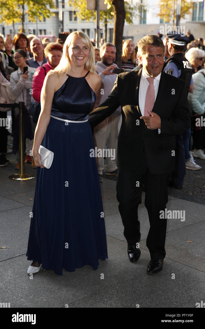 05102018 berlin sigmar gabriel and his wife anke come to the wedding party of former chancellor gerhard schroder and soyeon kim at the hotel adlon - Gerhard Schroder Lebenslauf 05102018 berlin sigmar gabriel and his wife anke come to the wedding party of former chancellor gerhard schroder and soyeon kim at the hotel adlon - Gerhard Schroder Lebenslauf