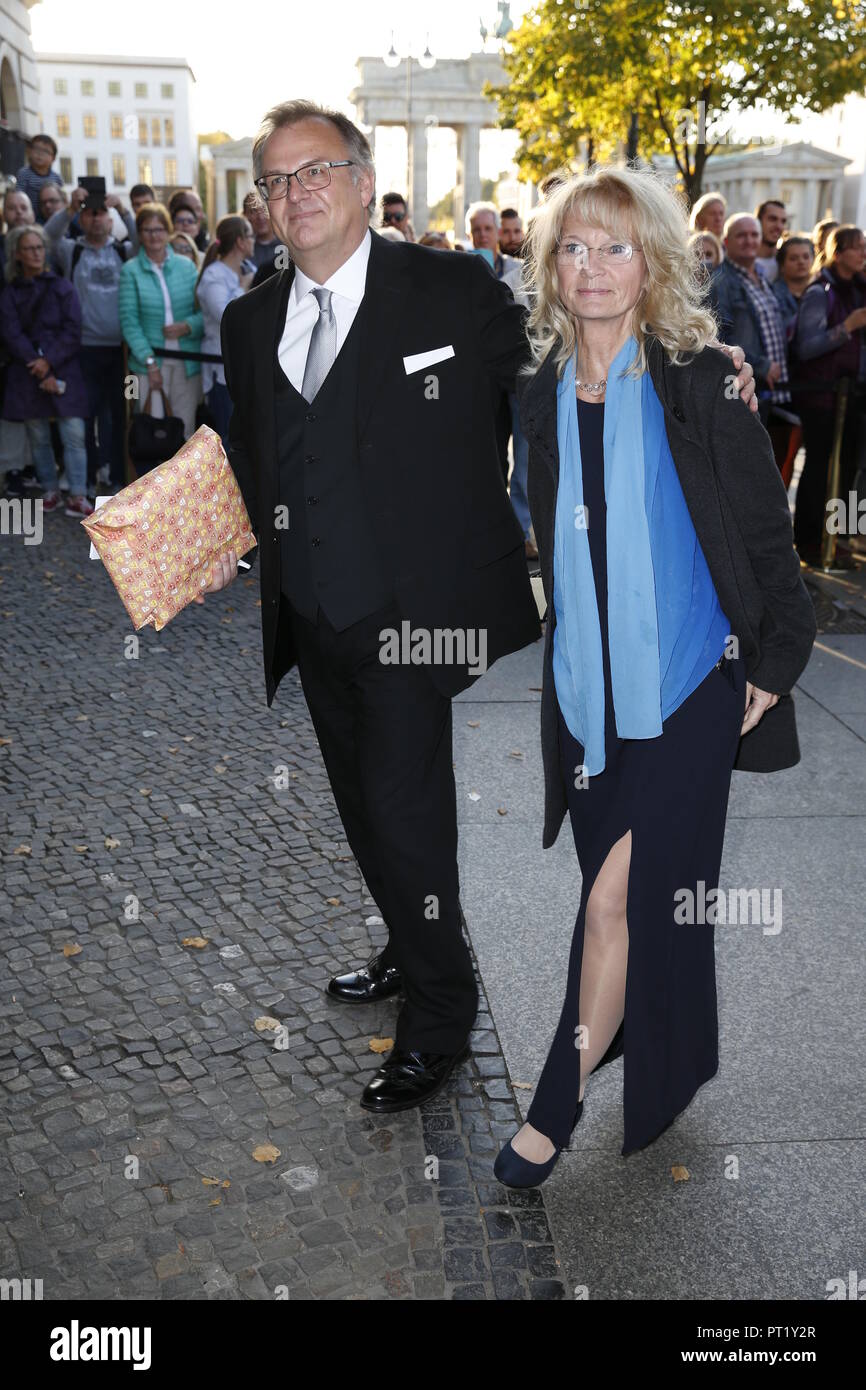 05102018 berlin guests come to the wedding party of former chancellor gerhard schroder and soyeon kim at the hotel adlon credit central image carl - Gerhard Schroder Lebenslauf 05102018 berlin guests come to the wedding party of former chancellor gerhard schroder and soyeon kim at the hotel adlon credit central image carl - Gerhard Schroder Lebenslauf