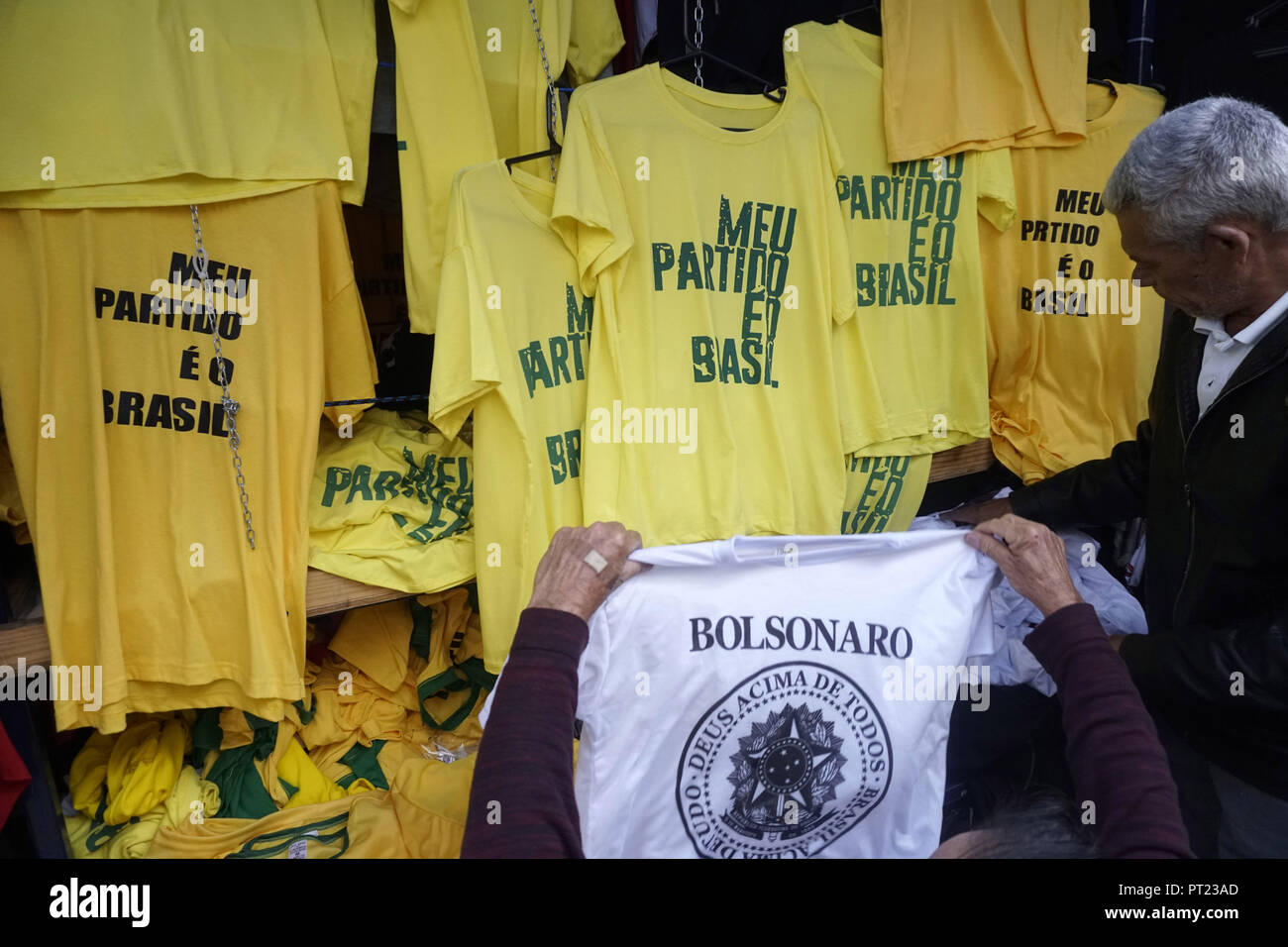 Sao Paulo, Brazil. 6 October 2018. On the eve of the election for the Brazilian Presidency, an important shopping center in SÃ£o Paulo sells t-shirts and masks by Jair Bolsonaro.The candidate for the presidency of Brazil for the Social Liberal Party (PSL), Jair Messias Bolsonaro, is an old acquaintance of politics who became the hope of millions of Brazilians change the country. Born March 21, 1955, the military in the reserve began his political career in 1988, when he was elected as an alderman in Rio de Janeiro by the Christian Democrati Credit: ZUMA Press, Inc./Alamy Live News Stock Photo