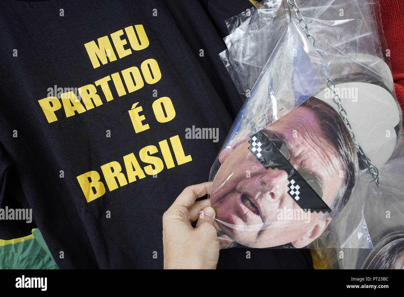 Sao Paulo, Brazil. 6 October 2018. On the eve of the election for the Brazilian Presidency, an important shopping center in SÃ£o Paulo sells t-shirts and masks by Jair Bolsonaro.The candidate for the presidency of Brazil for the Social Liberal Party (PSL), Jair Messias Bolsonaro, is an old acquaintance of politics who became the hope of millions of Brazilians change the country. Born March 21, 1955, the military in the reserve began his political career in 1988, when he was elected as an alderman in Rio de Janeiro by the Christian Democrati Credit: ZUMA Press, Inc./Alamy Live News Stock Photo