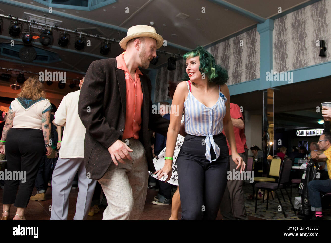 Norfolk, UK. 5 October 2018.  Rock 'n' Roll fans, artists and retro traders gather for the last Hemsby Rock 'n' Roll Weekender in Norfolk, England. Rockabilly music, bop and jive dancing, 50s fashion and hairstyles, classic motors and other 1950s Americana converge for the 61st Weekender, the first of the bi-annual festivals being held in 1988. Photo: Adrian Buck / Alamy Live News. Stock Photo