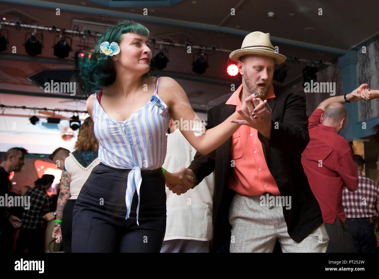 Norfolk, UK. 5 October 2018.  Rock 'n' Roll fans, artists and retro traders gather for the last Hemsby Rock 'n' Roll Weekender in Norfolk, England. Rockabilly music, bop and jive dancing, 50s fashion and hairstyles, classic motors and other 1950s Americana converge for the 61st Weekender, the first of the bi-annual festivals being held in 1988. Photo: Adrian Buck / Alamy Live News. Stock Photo
