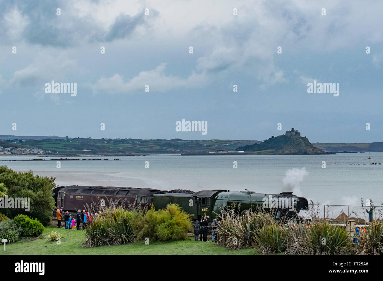 Penzance, Cornwall, UK. 6th October 2018. The flying Scotsman made it's first ever visit into Cornwall, arriving at Penzance this lunchtime, with onlookers packing the bridges and walkways alongside the track. Credit: Simon Maycock/Alamy Live News Stock Photo