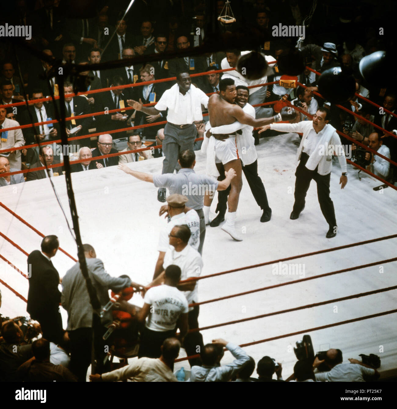 Muhammad Ali (C) celebrates the victory over Karl Mildenberger in
