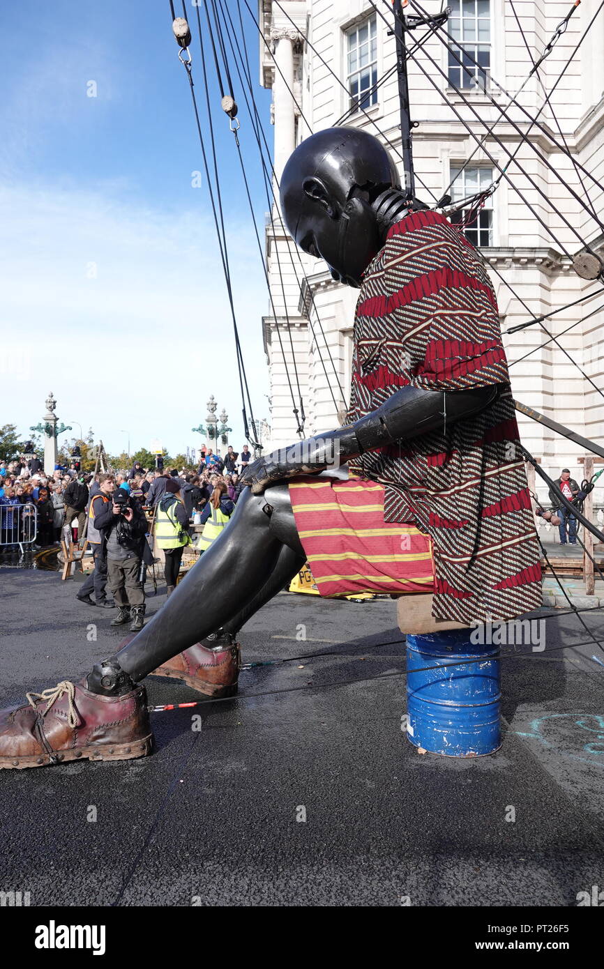 willekeurig influenza roman Liverpool, UK. 6th October 2018. Day 2 of the Royal De Luxe Giant  Spectacular, the Little Boy Giant has a siesta at Mann Island. Credit: Ken  Biggs/Alamy Live News Stock Photo - Alamy