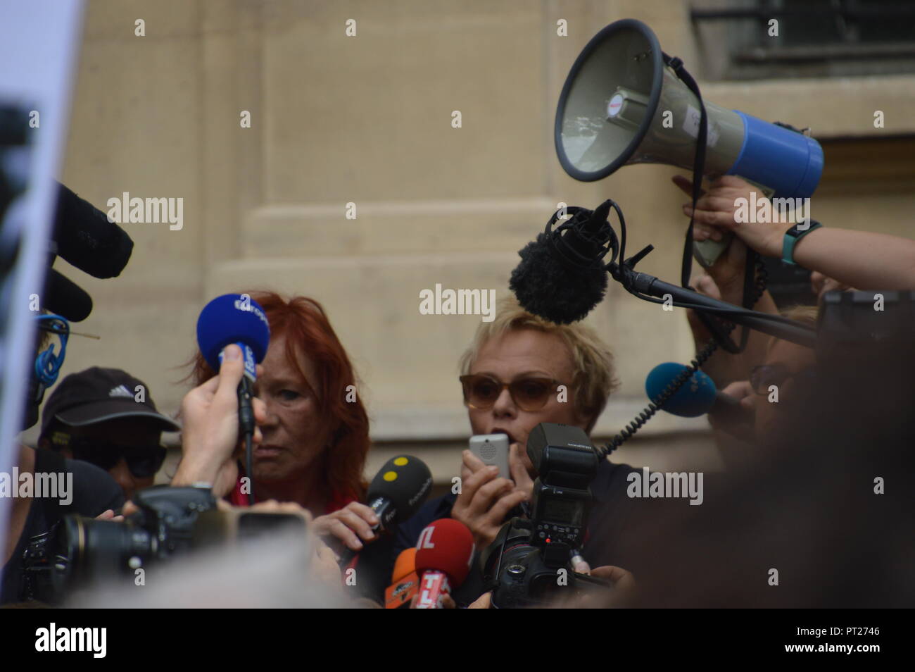 Palais de Justice de Paris, France. 6th Oct 2018. French actress Muriel ROBIN organizes with the support of other personalities as the mayor of Paris Anne Hidalgo, the Deputy Madam Clementine Autain, a protest against the violence against the women. Palais de Justice de Paris. 14h. 6 October 2018  ALPHACIT NEWIM / Alamy Live News Stock Photo