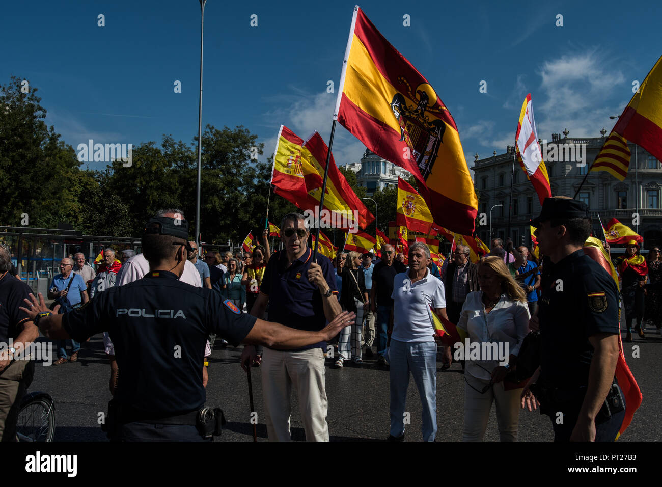 Madrid, Spain. 6th October, 2018. People carrying a francoist flag protesting during a demonstration demanding resignation of President Pedro Sanchez and calling for the union of Spain in the independence process of Catalonia, in Madrid, Spain. Credit: Marcos del Mazo/Alamy Live News Stock Photo