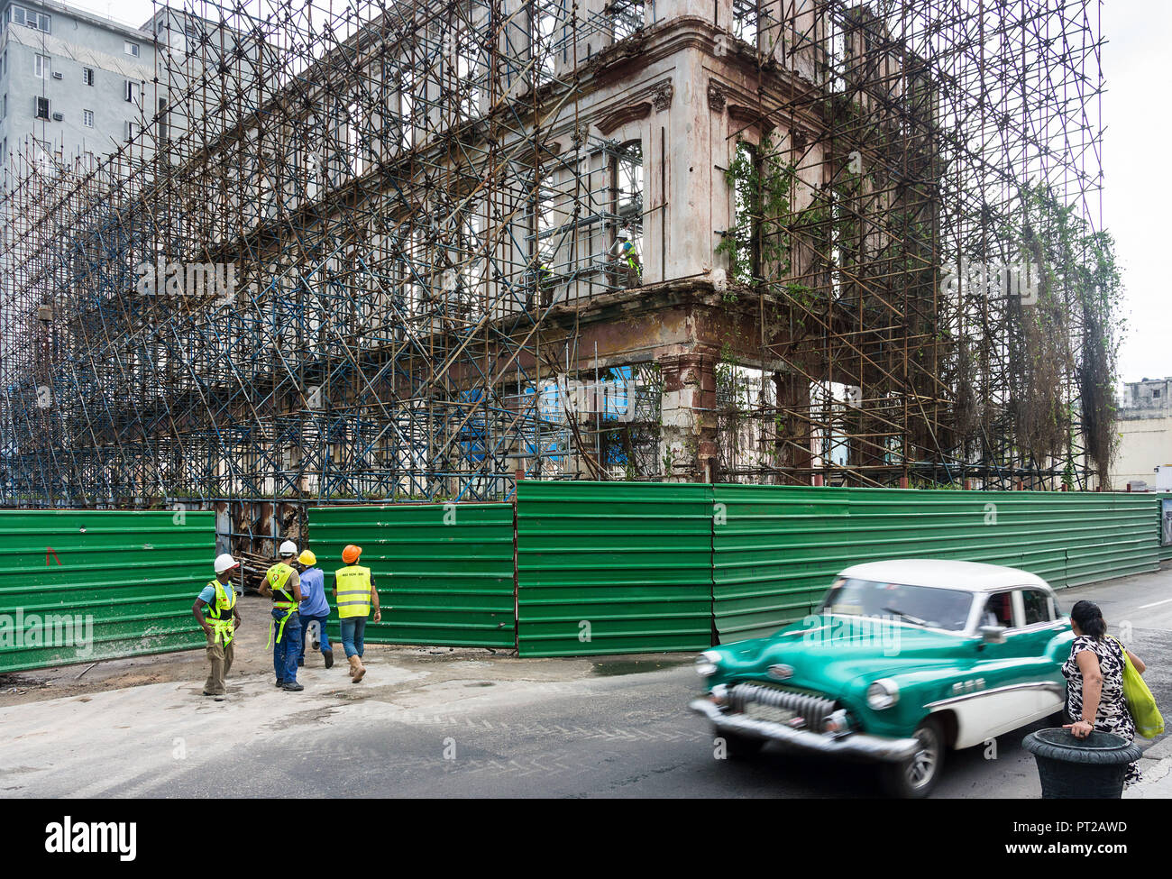 Cuba, Havana, Prado, construction site, classic car Stock Photo Alamy