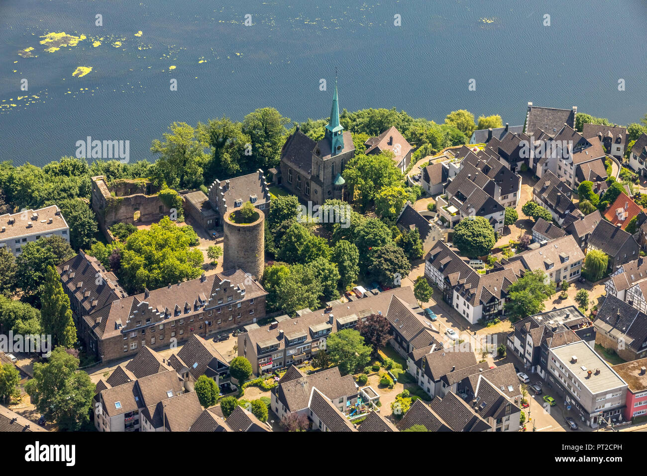 Freiheit Wetter, keep of the castle Wetter with the neighboring half-timbered area Freiheit, waterweed type Elodea nuttallii in the Harkortsee, Wetter (Ruhr), Ruhr area, North Rhine-Westphalia, Germany Stock Photo