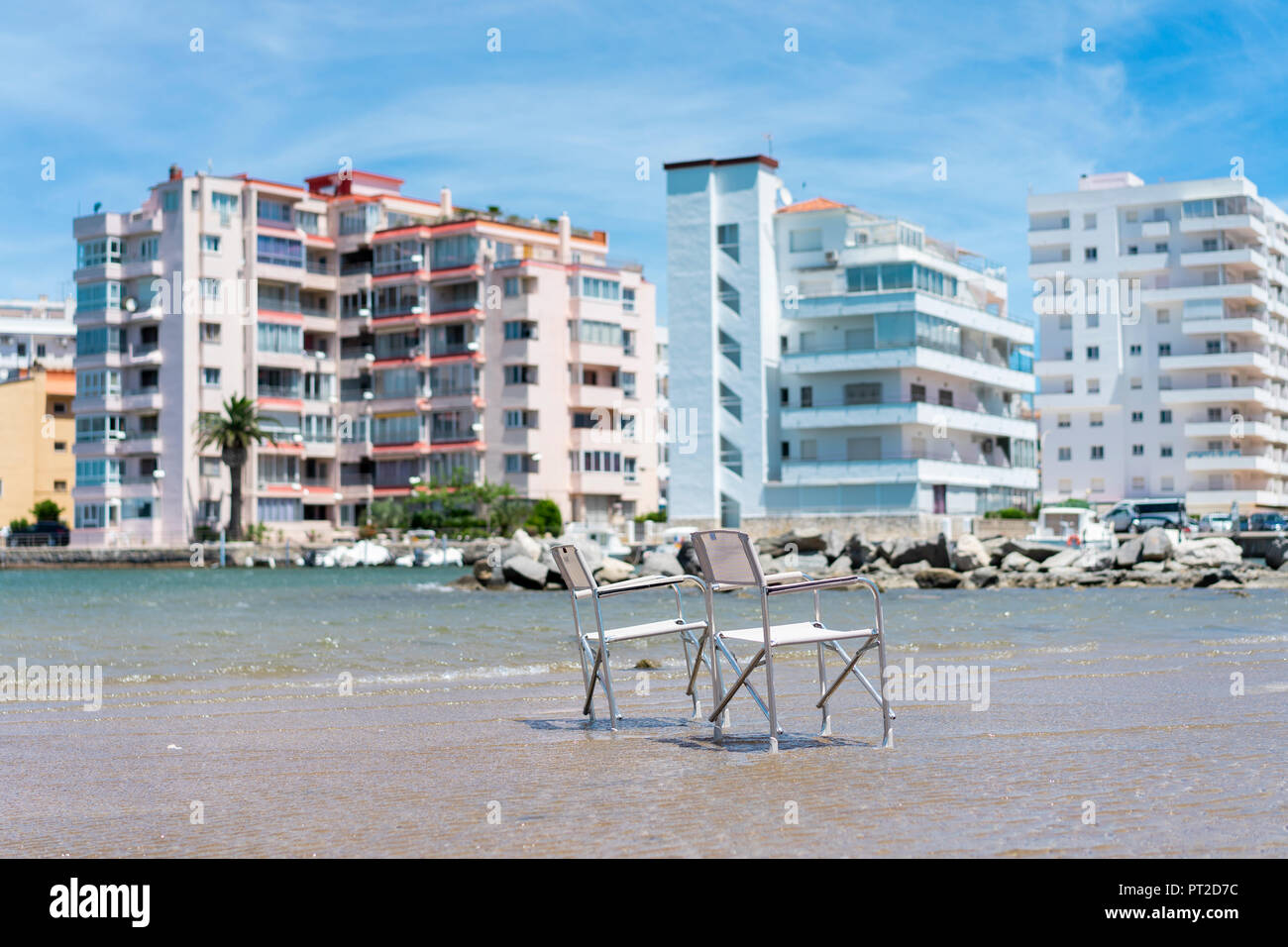 Two empty chairs hi-res stock photography and images - Alamy