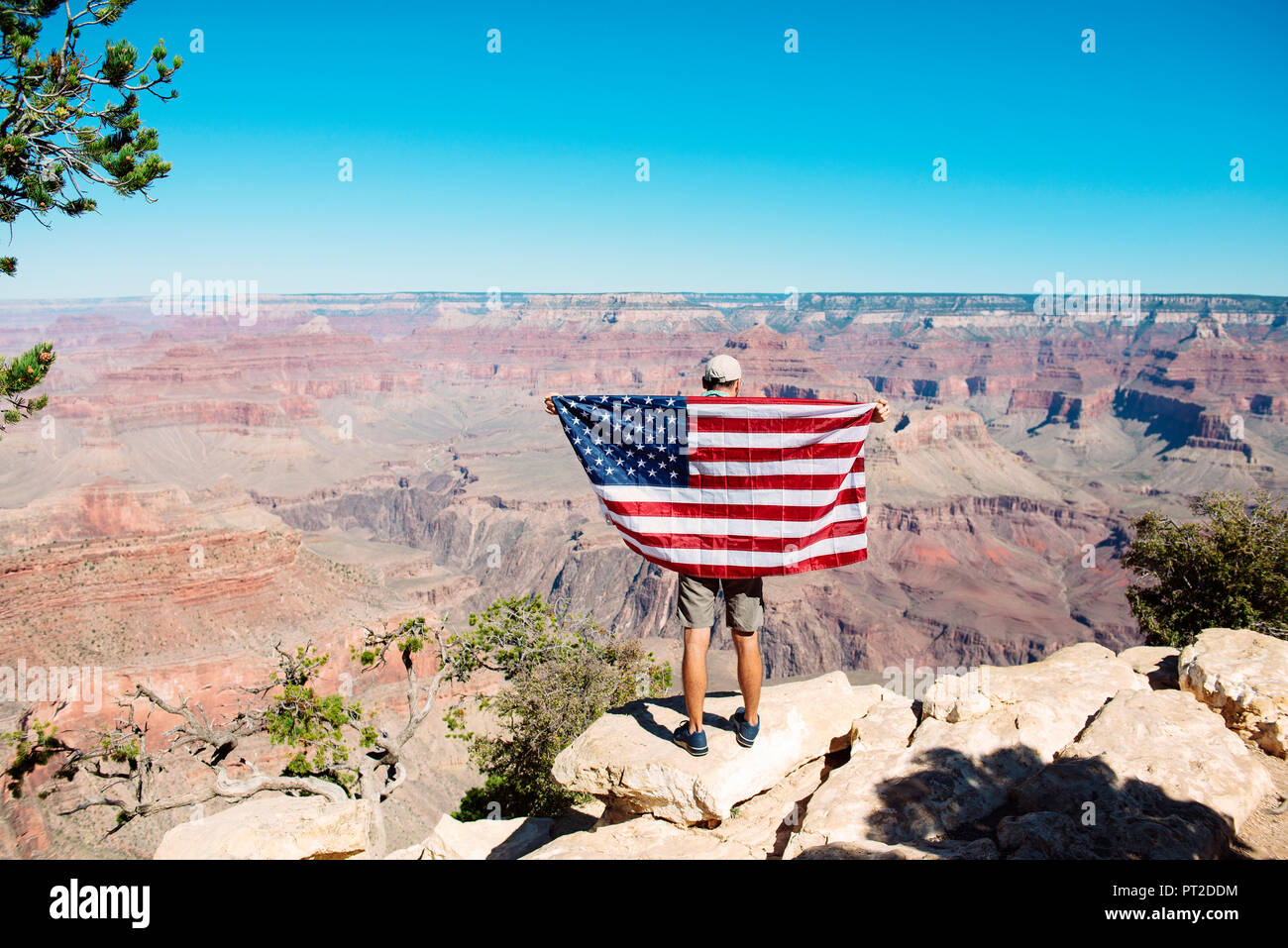 Познакомимся америка. Американский флаг в пустыне Аризона. Американский штат Аризона с флагом Америки на доме. Прическа каньон американцев. Гранд каньон Америка форма одежды.