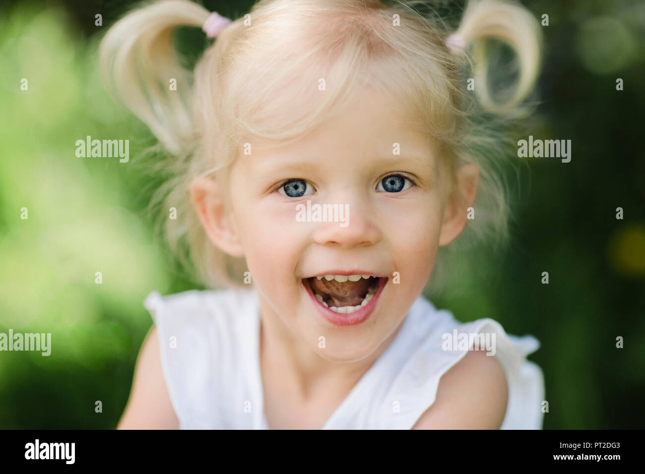 Portrait of blond little girl Stock Photo - Alamy
