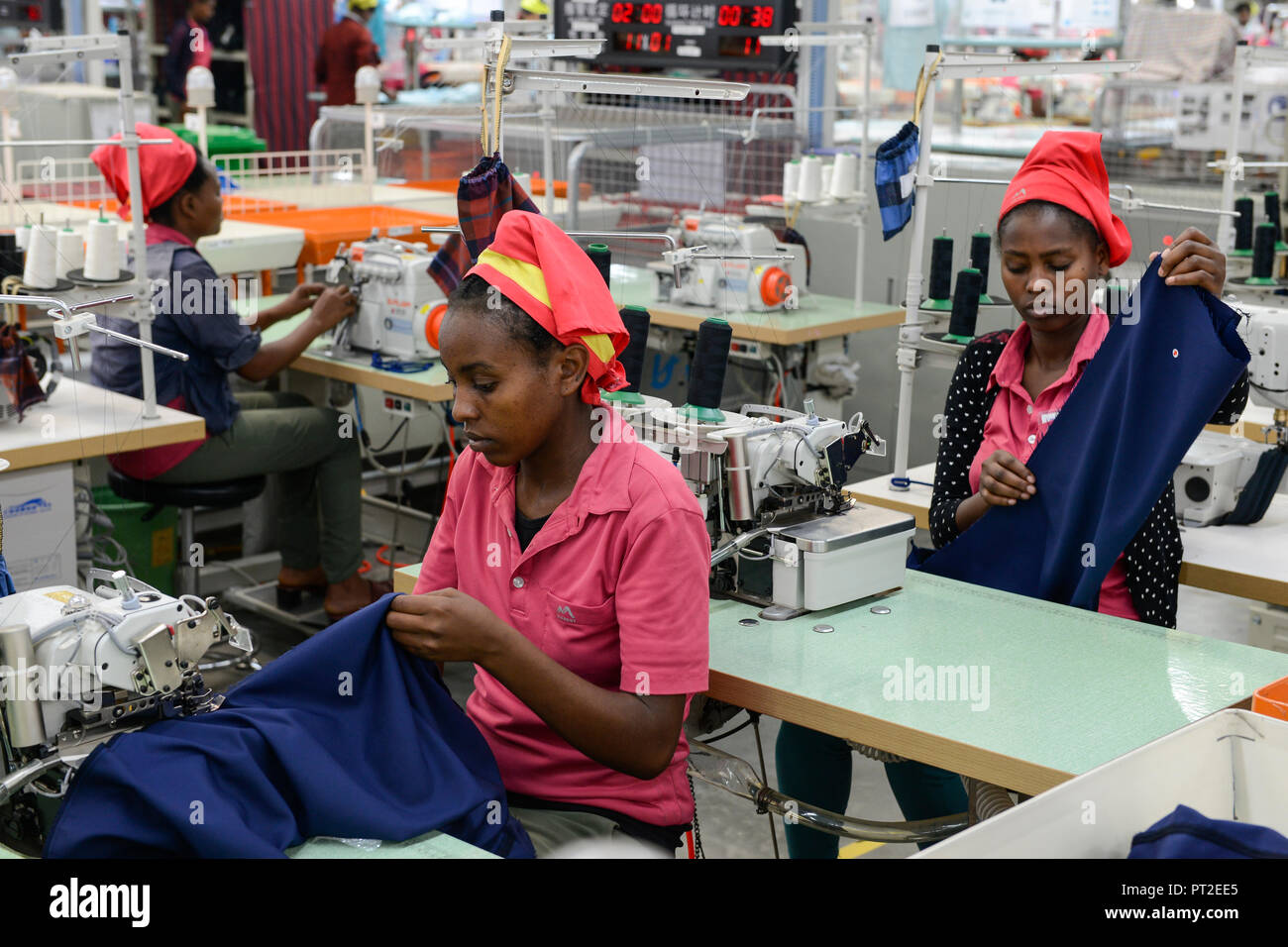 ETHIOPIA , Southern Nations, Hawassa or Awasa, Hawassa Industrial Park, chinese-built for the ethiopian government to attract foreign investors with low rent and tax free to establish a textile industry and create thousands of new jobs, taiwanese company Everest Textile Co. Ltd.produces textiles from synthetic fabric for export / AETHIOPIEN, Hawassa, Industriepark, gebaut durch chinesische Firmen fuer die ethiopische Regierung um die Hallen fuer Textilbetriebe von Investoren zu vermieten, taiwanesische Firma Everest Textile Co. Ltd. produziert Textilien aus synthetischen Stoffen fuer den Expor Stock Photo