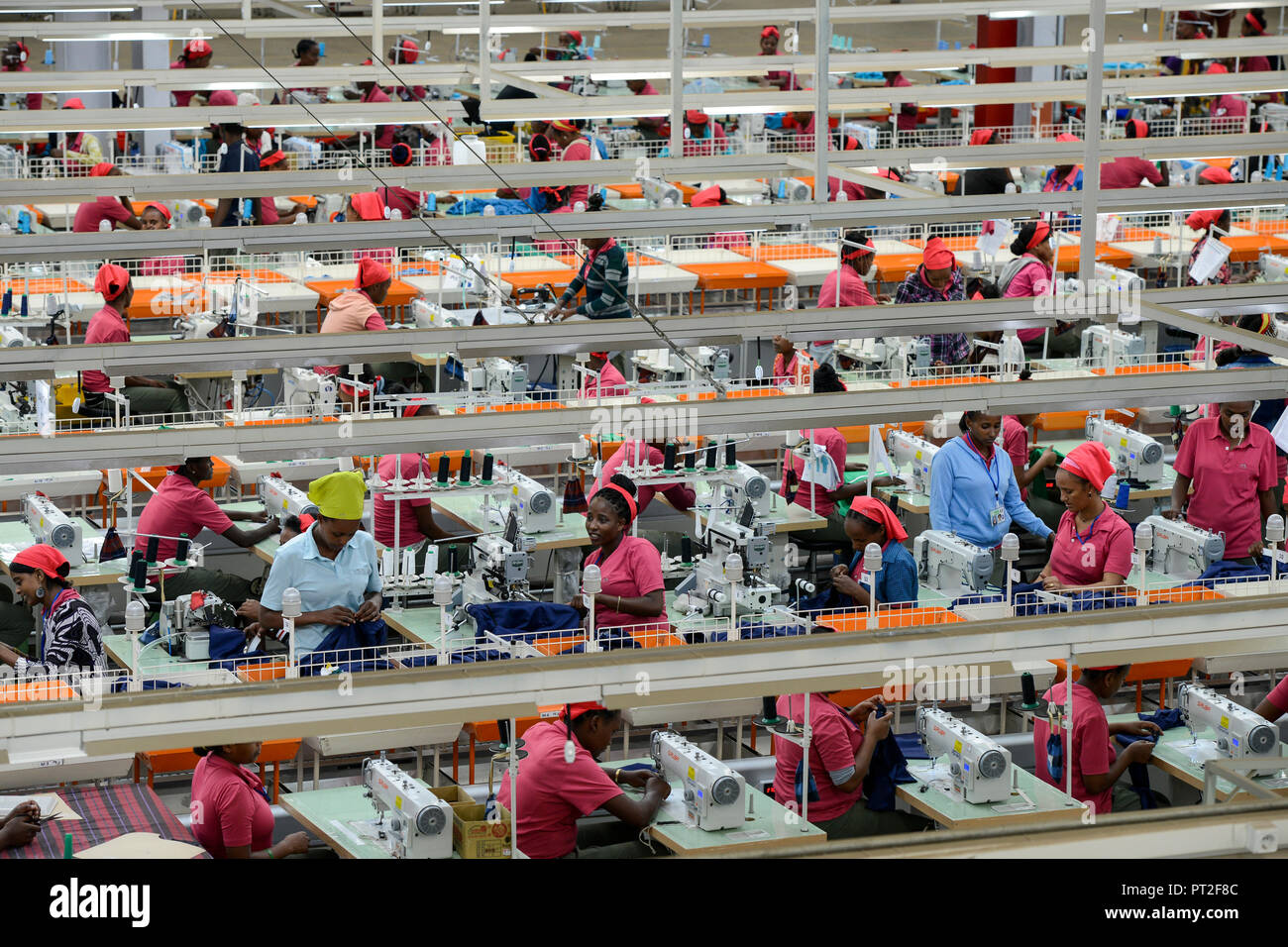 ETHIOPIA , Southern Nations, Hawassa or Awasa, Hawassa Industrial Park, chinese-built for the ethiopian government to attract foreign investors with low rent and tax free to establish a textile industry and create thousands of new jobs, taiwanese company Everest Textile Co. Ltd.produces textiles from synthetic fabric for export / AETHIOPIEN, Hawassa, Industriepark, gebaut durch chinesische Firmen fuer die ethiopische Regierung um die Hallen fuer Textilbetriebe von Investoren zu vermieten, taiwanesische Firma Everest Textile Co. Ltd. produziert Textilien aus synthetischen Stoffen fuer den Expor Stock Photo