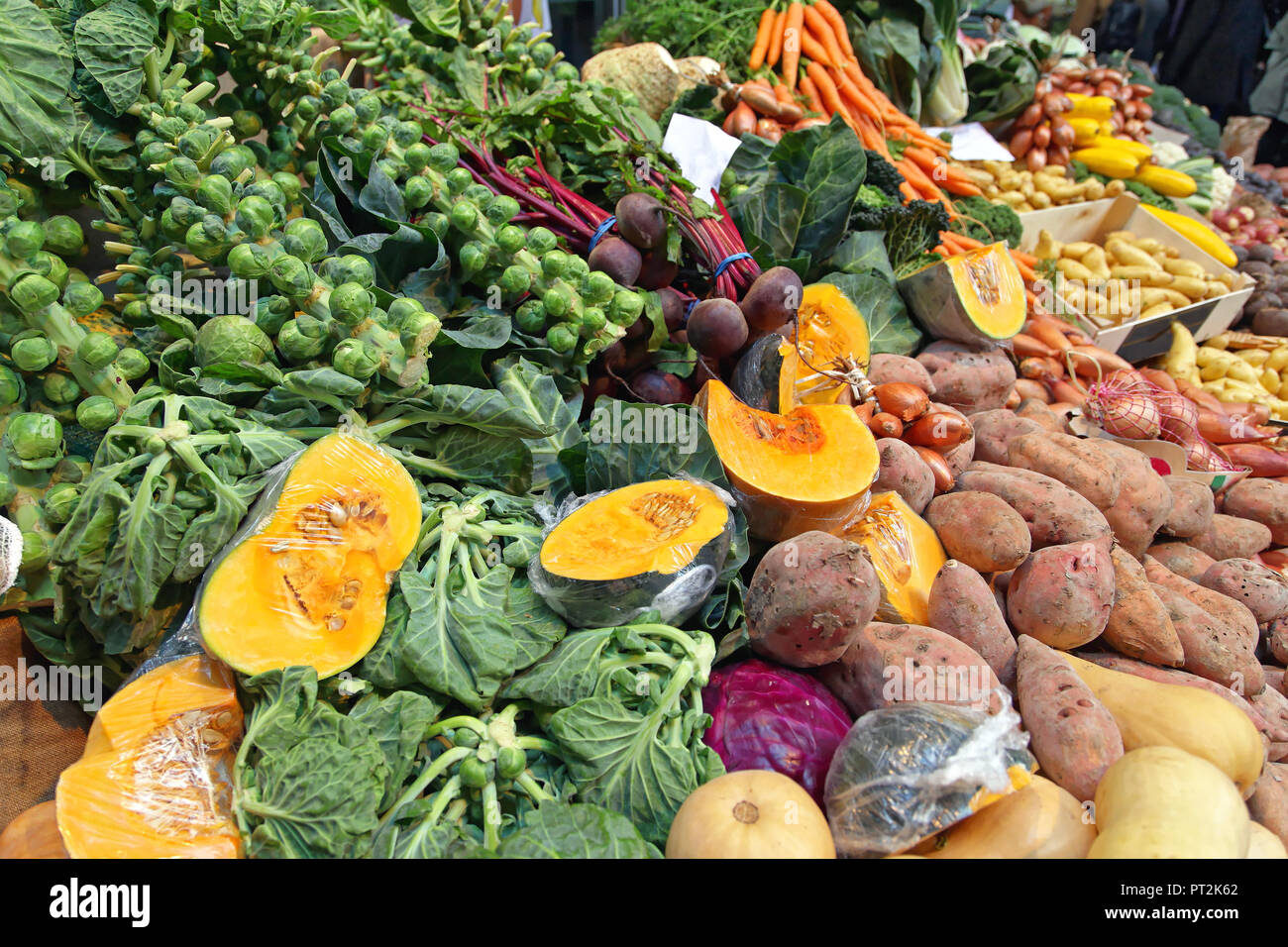 Farmers Market Stall With Organic Vegetables Stock Photo - Alamy