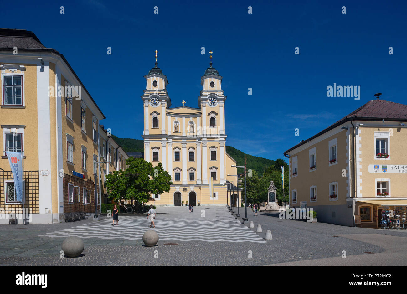 Austria, Upper Austria, Salzkammergut, Mondsee, Market Square, Basilica of Saint Michael, Stock Photo
