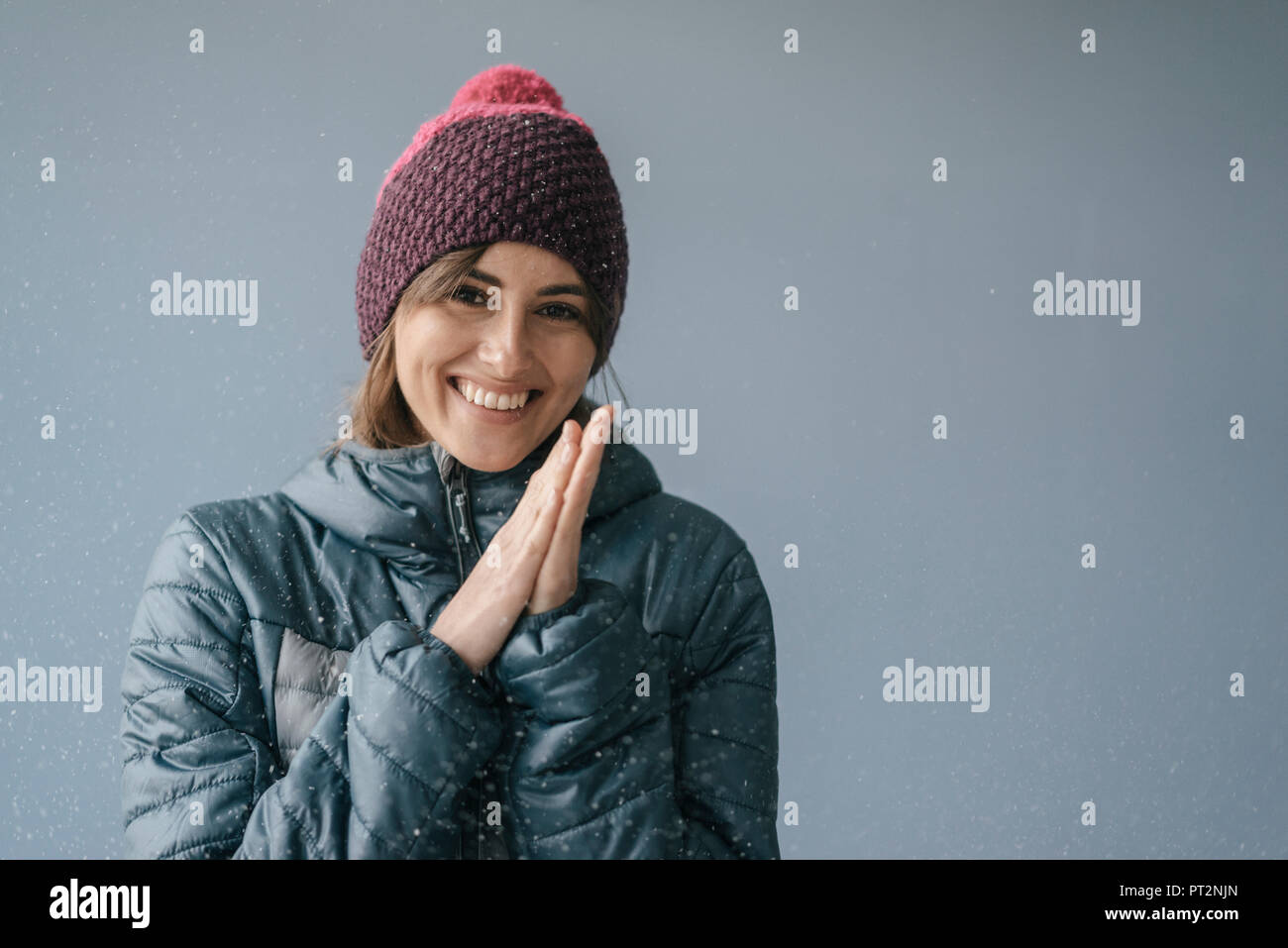 Woman in woolly hat hi-res stock photography and images - Alamy