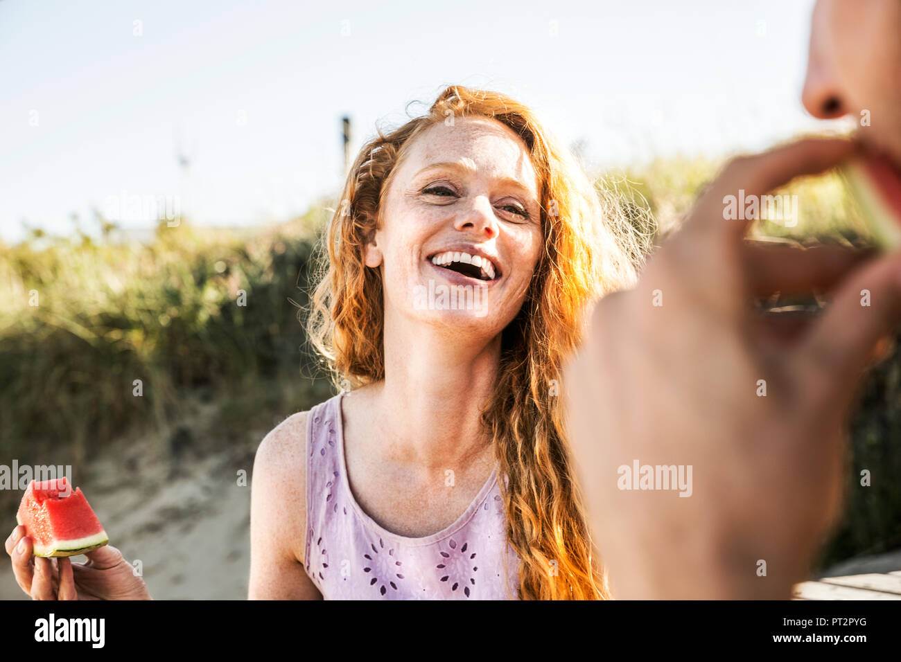 Man looking at woman at the beach hi-res stock photography and images ...