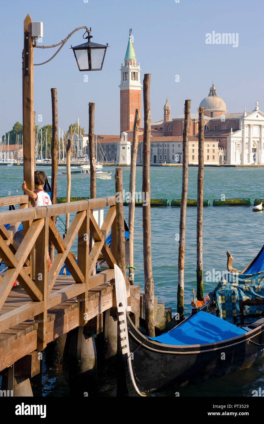 Gondolas at landing stage hi-res stock photography and images - Alamy