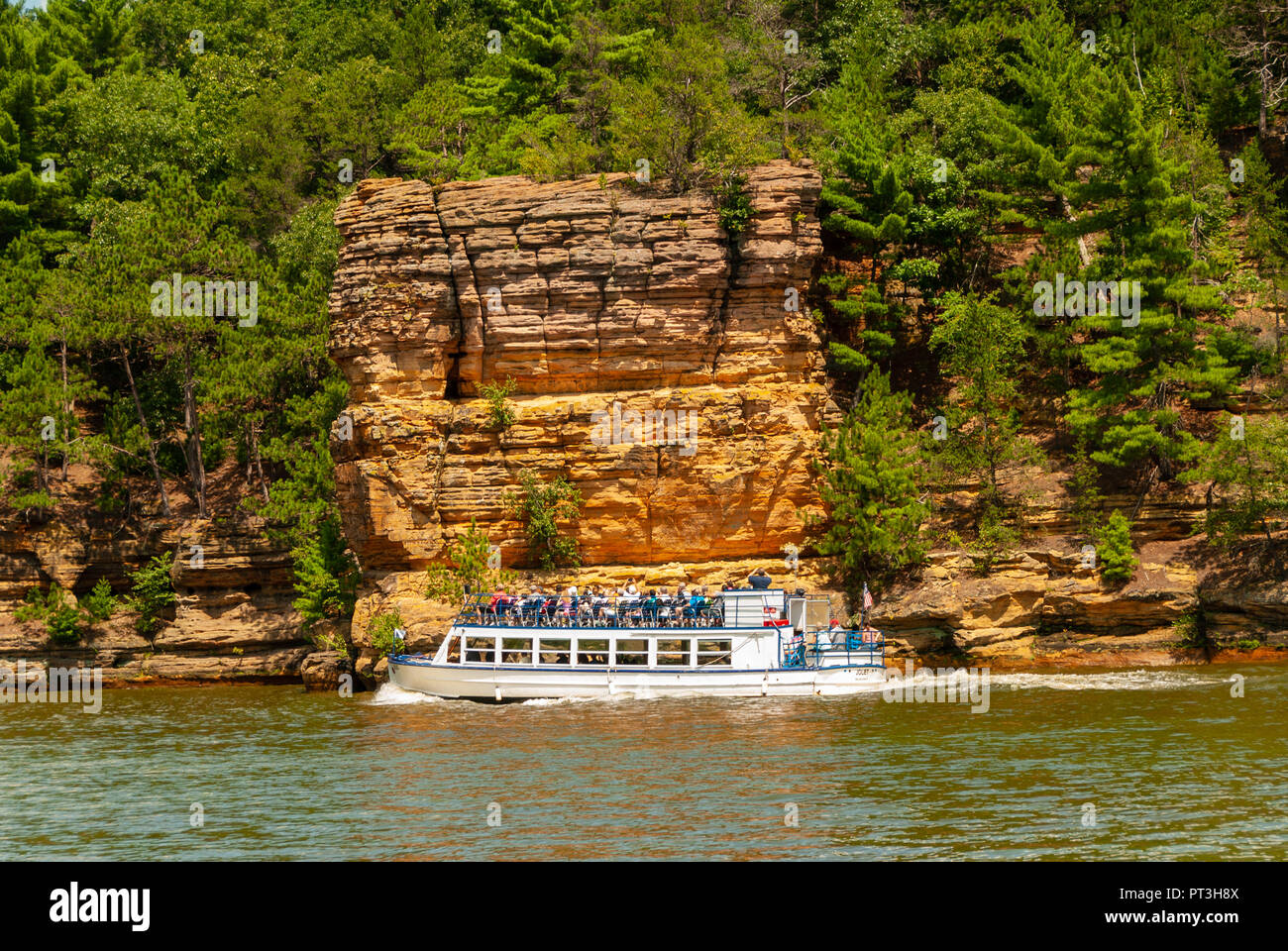 Beautiful Upper Wisconsin Dells Cliffs and Canyons Tour Boat Stock Photo - Alamy Beautiful Upper Wisconsin Dells Cliffs and Canyons Tour Boat Stock Photo - Alamy