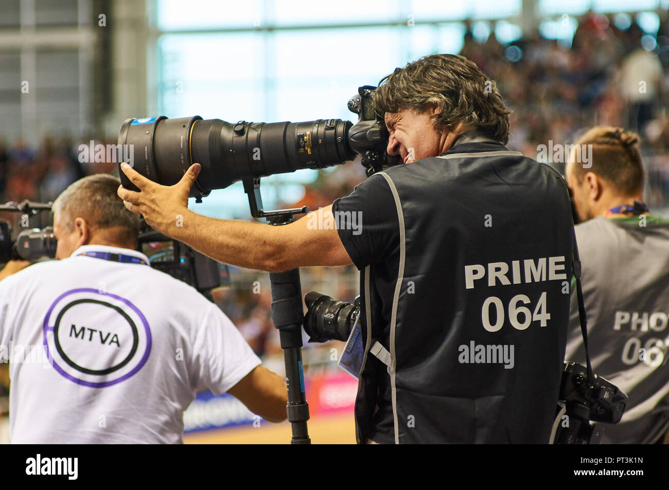 Press photographer photographing the track race using a Nikon telephoto lens during European Championships in Glasgow in 2018. Stock Photo