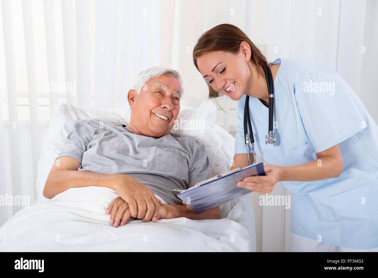 Беседа с родственниками пациента. Разговор медсестры с пациенто. Беседа медсестры с пациентом. Медсестра улыбается пациенту. Беседа врача с родственниками.