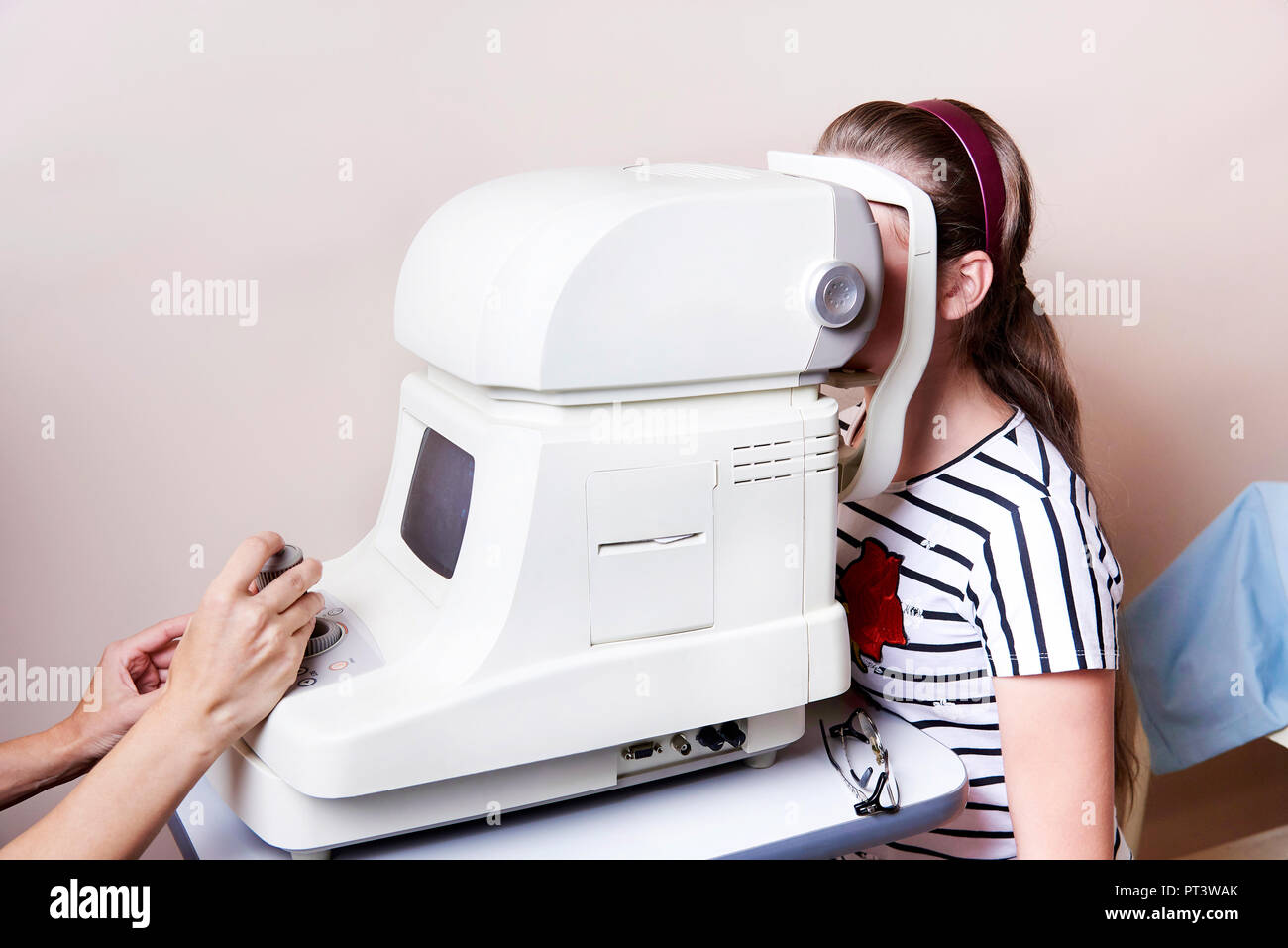 Keratometer device measuring curvature of cornea. Prevention of