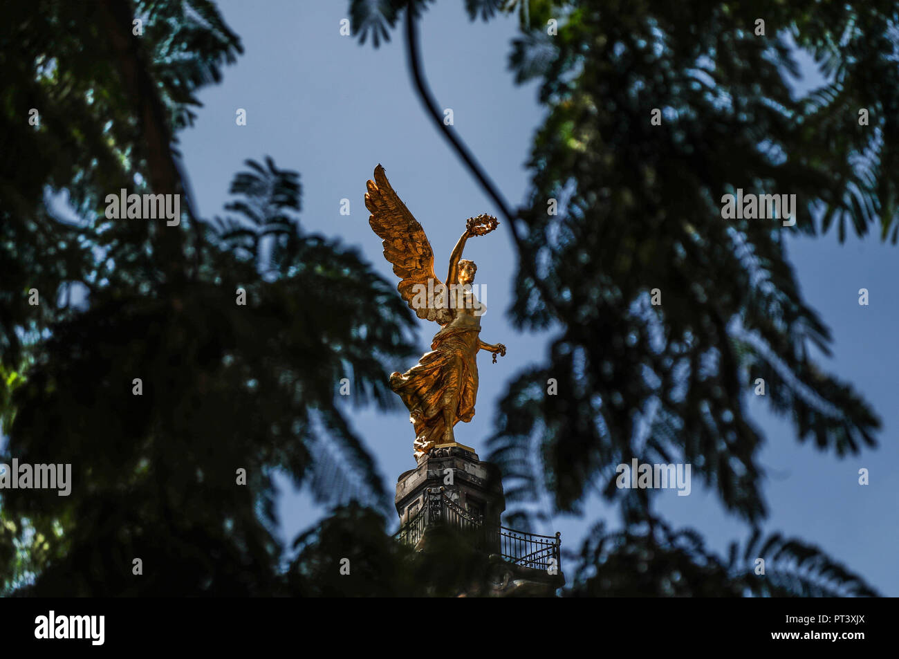 Monument to the Independence of Mexico. The Angel or The Angel of Independence. Sculpture located in the roundabout of Paseo de la Reforma in Mexico City. (Photo: Luis Gutierrez / NortePhoto.com)... Monumento a la Independencia de Mexico. El Ángel o El Ángel de la Independencia. Escultura ubicada en la glorieta del paseo de la Reforma en la Ciudad de México. (Foto: Luis Gutierrez / NortePhoto.com). Stock Photo