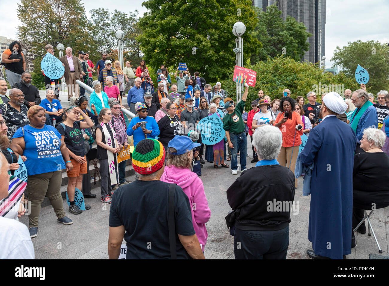Detroit, Michigan - Religious leaders from various faiths gathered by the Detroit River to protest the continuing shut-off of water to people who are  Stock Photo