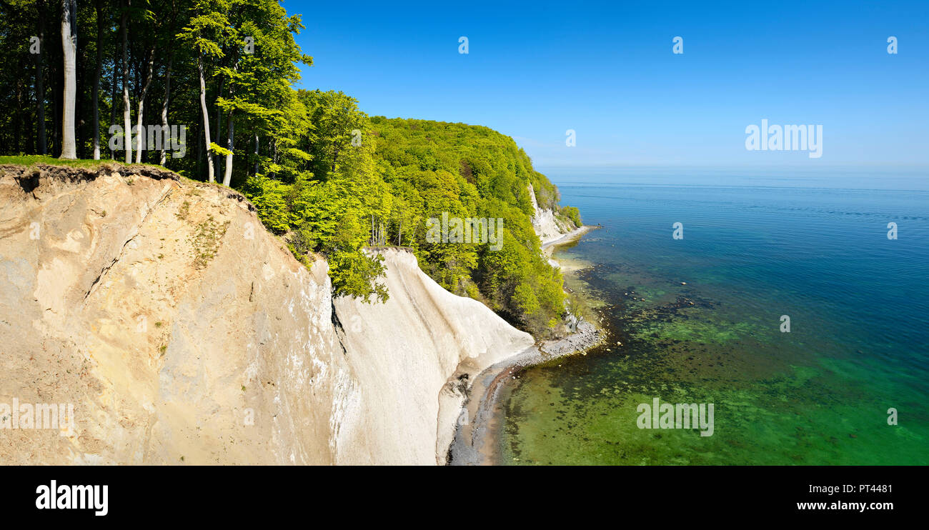 Germany, Mecklenburg-Western Pomerania, Rügen Island, Jasmund National Park, view from the high shore to the Baltic Sea and the chalk cliffs Stock Photo
