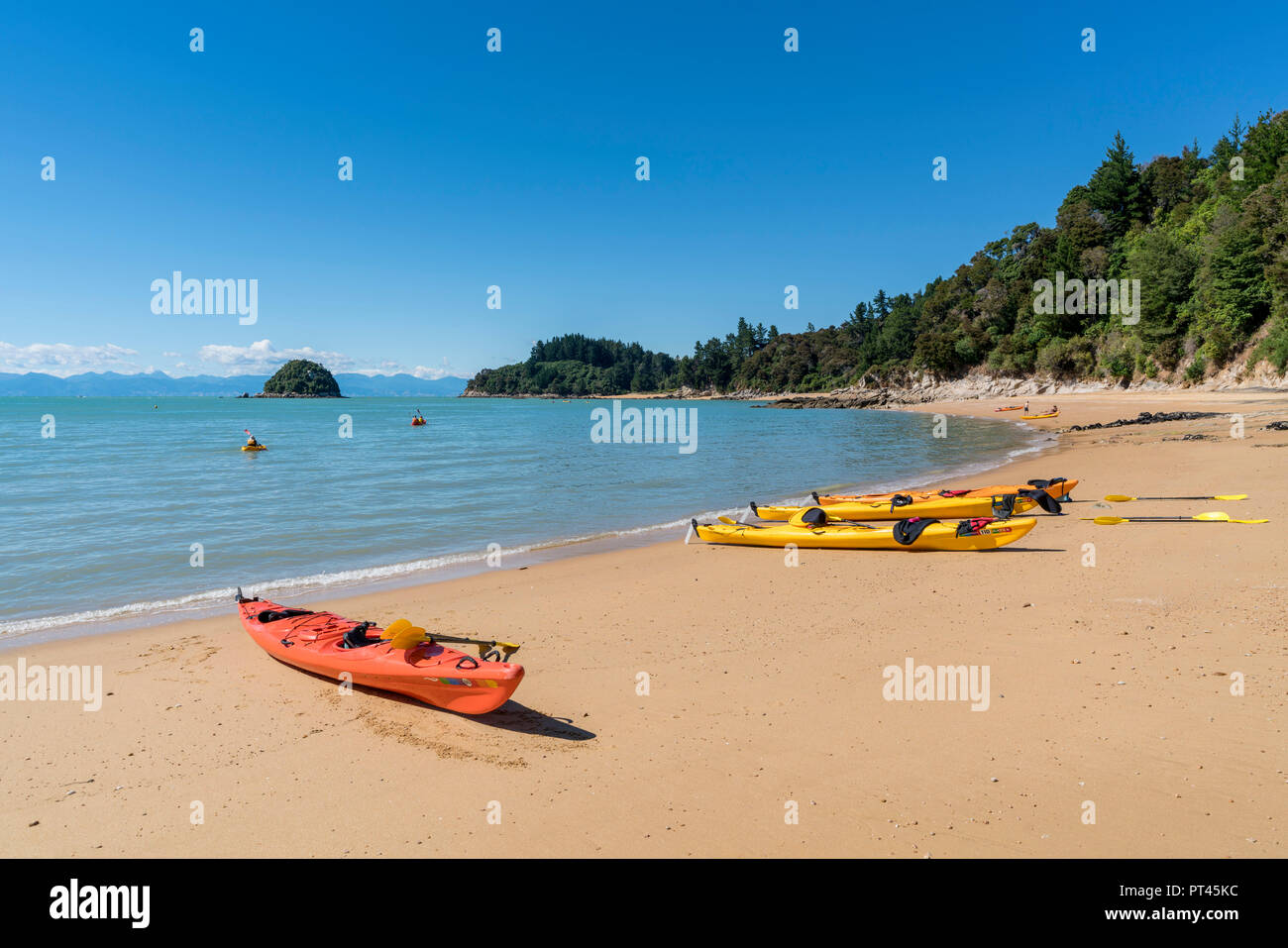 Kayaks on Split Apple Rock Beach, Kaiteriteri, Tasman region, South Island, New Zealand, Stock Photo