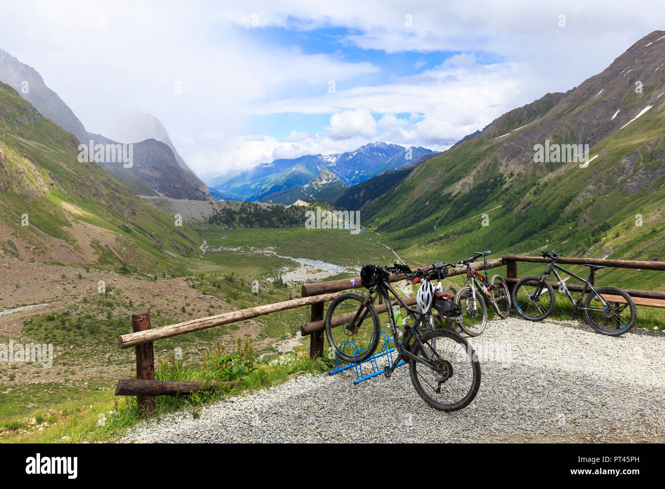 Mountain Bike parked at the Elisabetta hut with views of Veny Valley, Elisabetta Hut, Veny Valley, Courmayeur, Aosta Valley, Italy, Europe Stock Photo