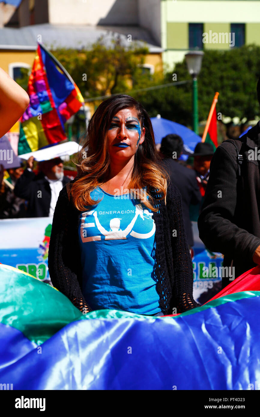 A member of the Generacion Evo / Generation Evo youth movement before the reading of the ruling for the Bolivia v Chile case in the ICJ, Bolivia Stock Photo