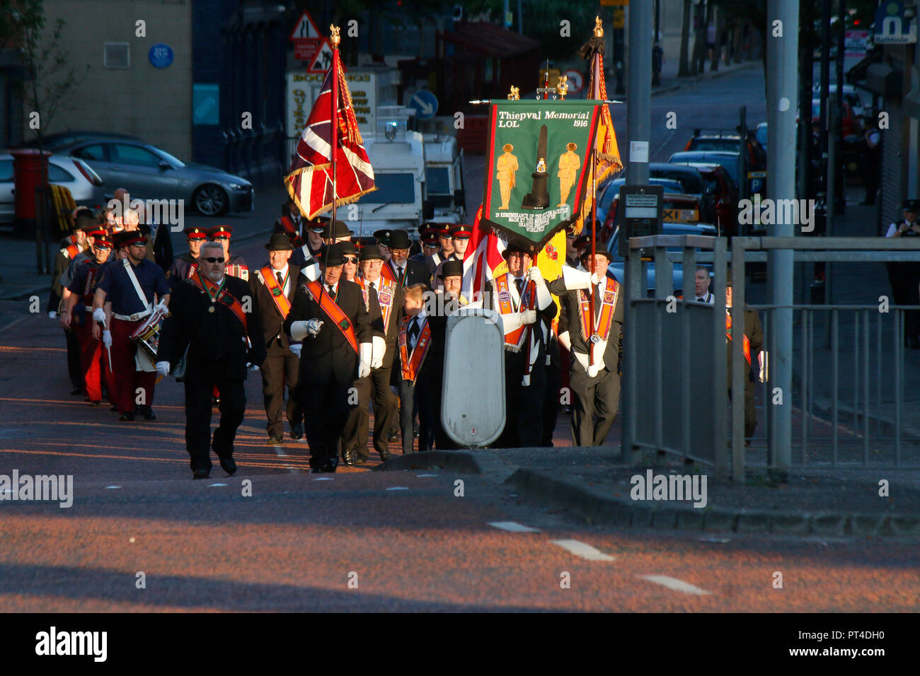 Marschsaison der protestantischen Oranierorden, hier durch ein katholisches Viertel von Belfast, Nordirland/ marching saison of the Orange Order (Loya Stock Photo