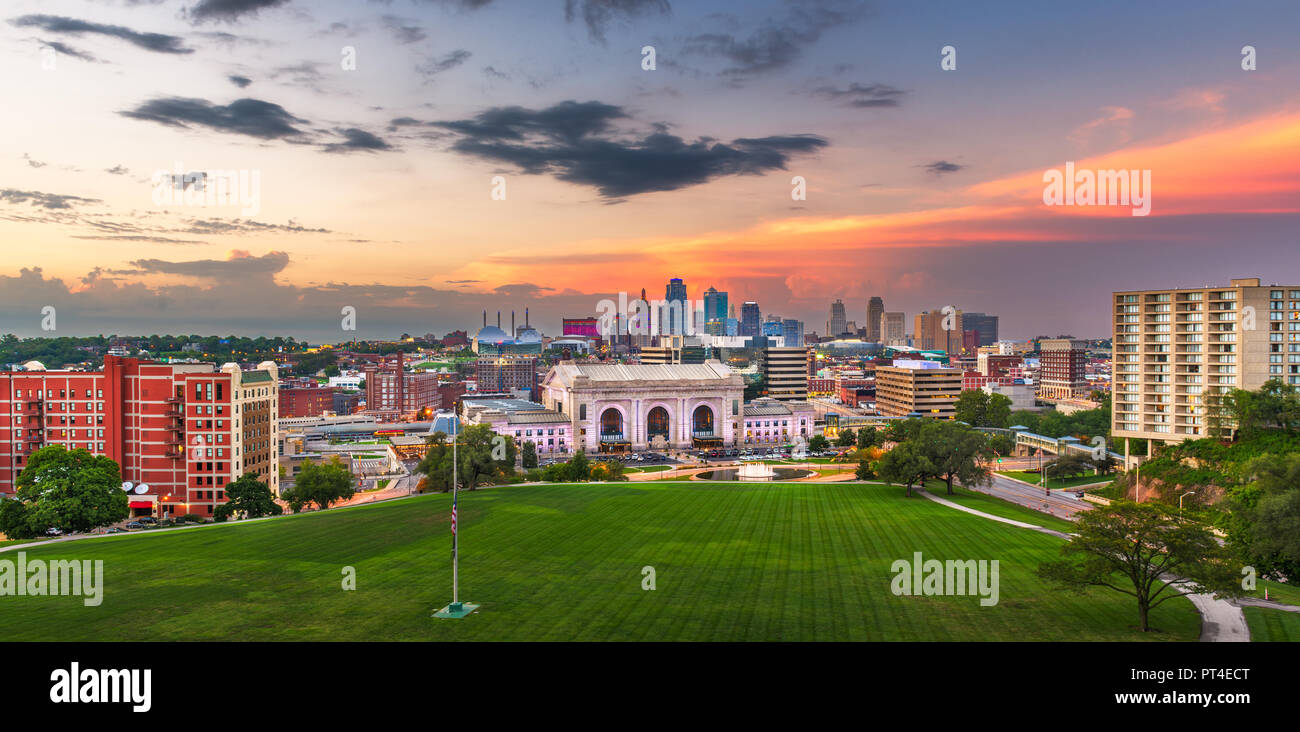 Kansas City, Missouri, USA downtown skyline with Union Station at dusk